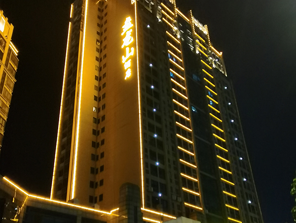 宇泉投光燈：光芒匯聚，萬千華彩